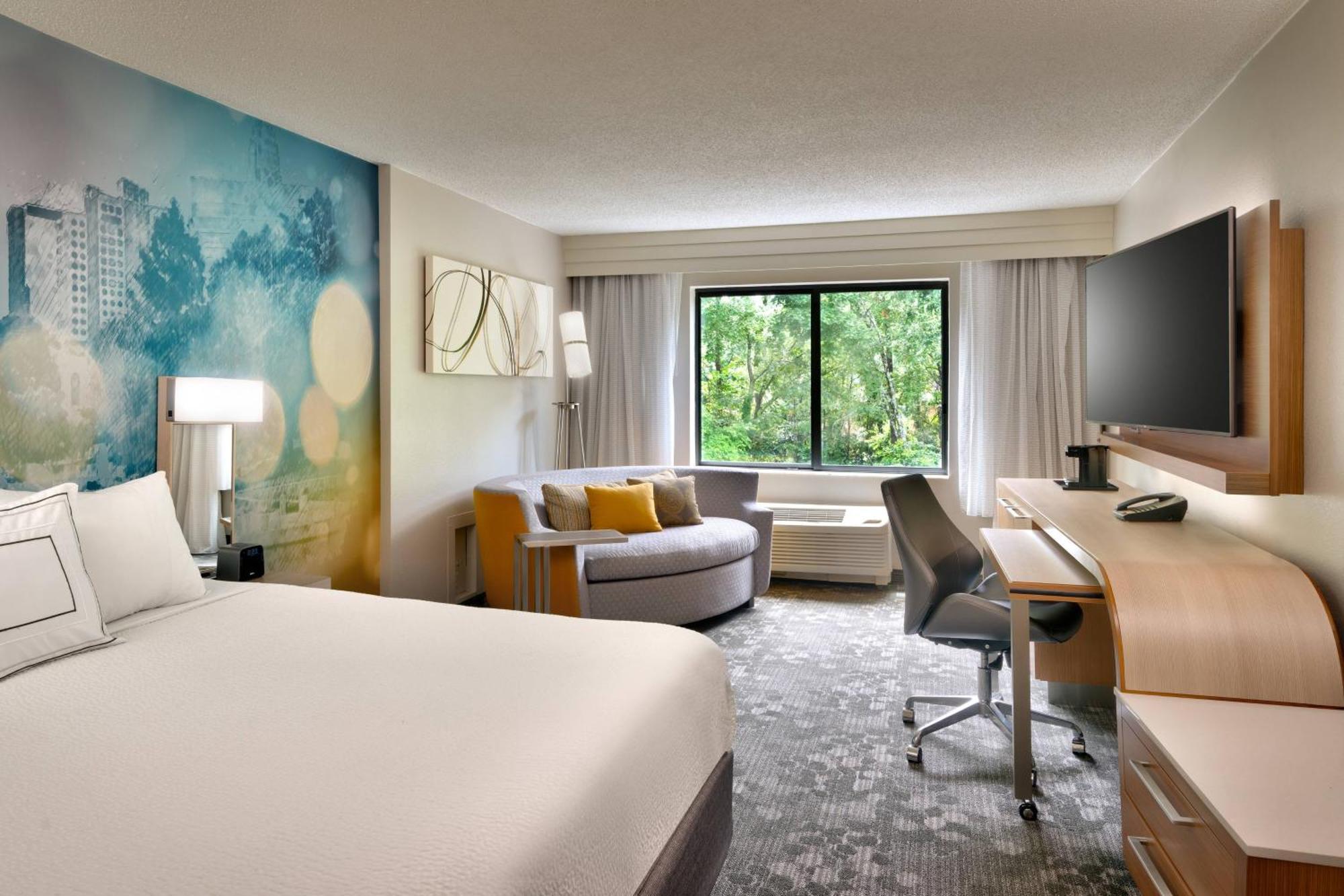 Hotel Courtyard By Marriott Airport Loso 3*