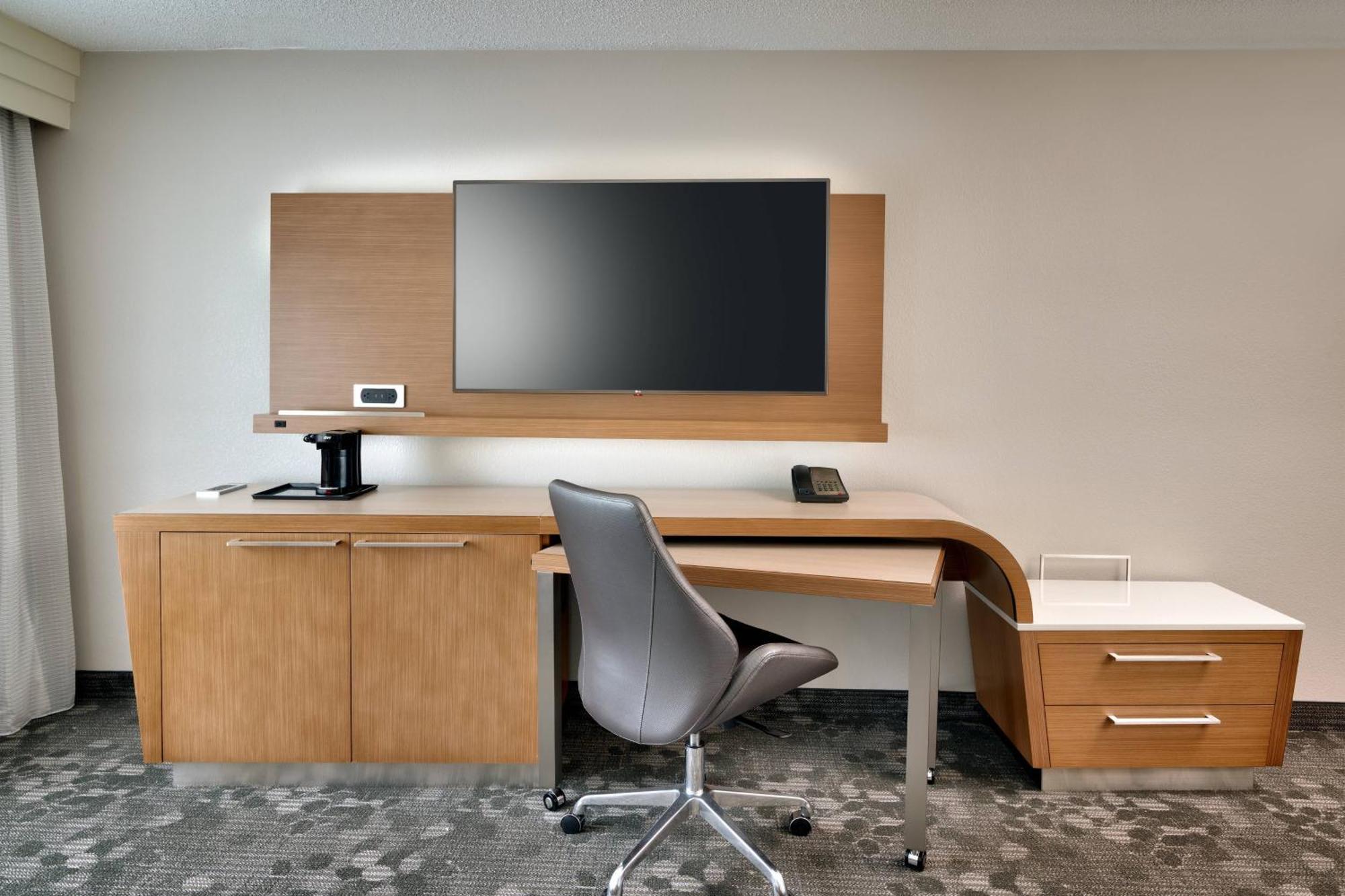 Courtyard By Marriott Airport Loso Hotel