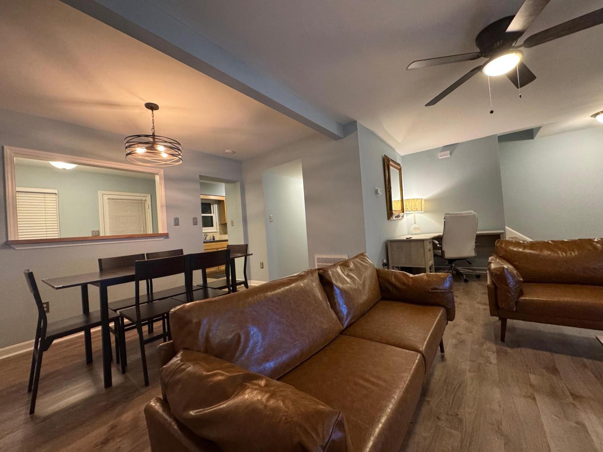 3 Bedroom Townhouse-max 8 Guests Apartment Charlotte