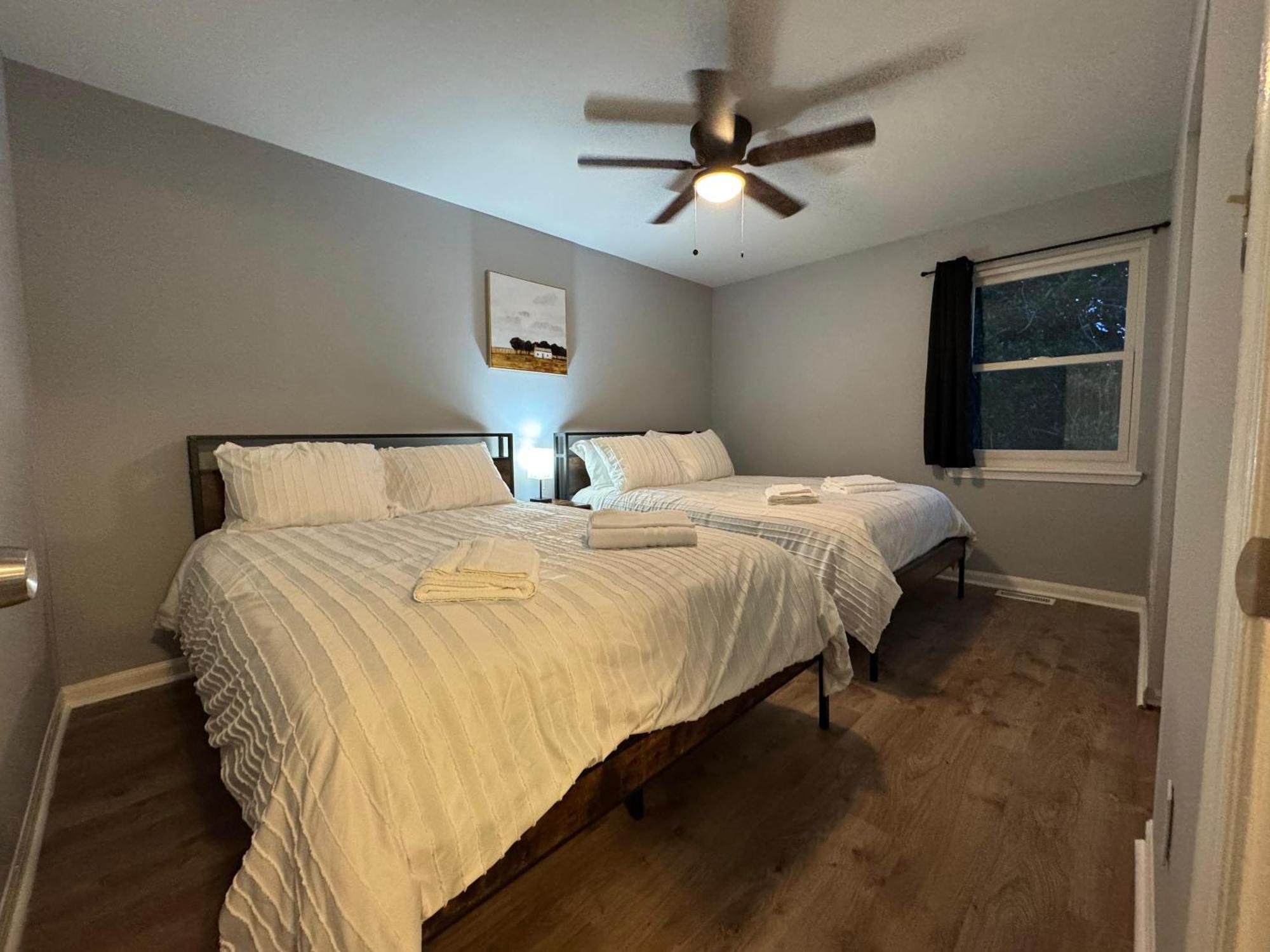 3 Bedroom Townhouse-max 8 Guests Apartment Charlotte