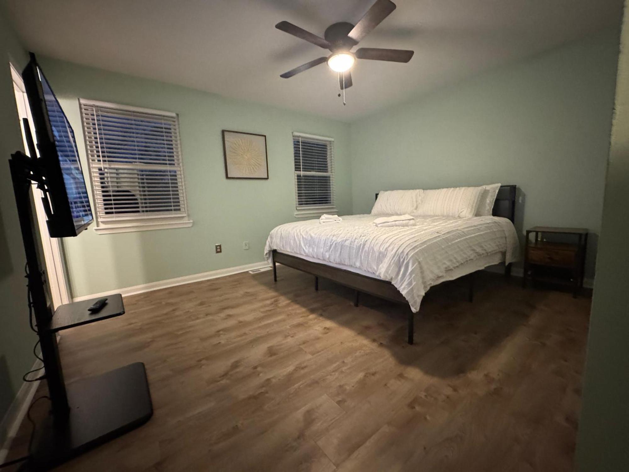 3 Bedroom Townhouse-max 8 Guests Apartment Charlotte