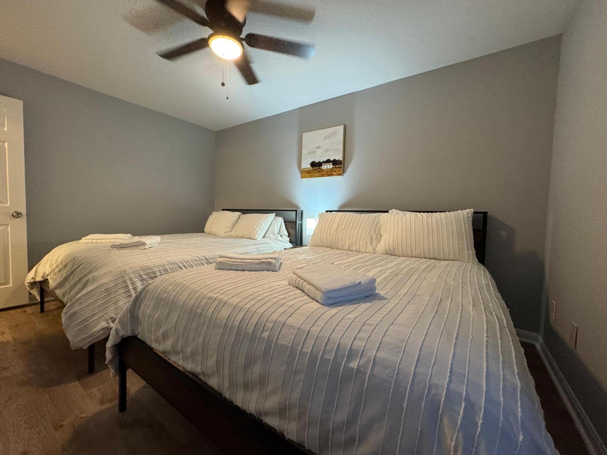 3 Bedroom Townhouse-max 8 Guests Charlotte