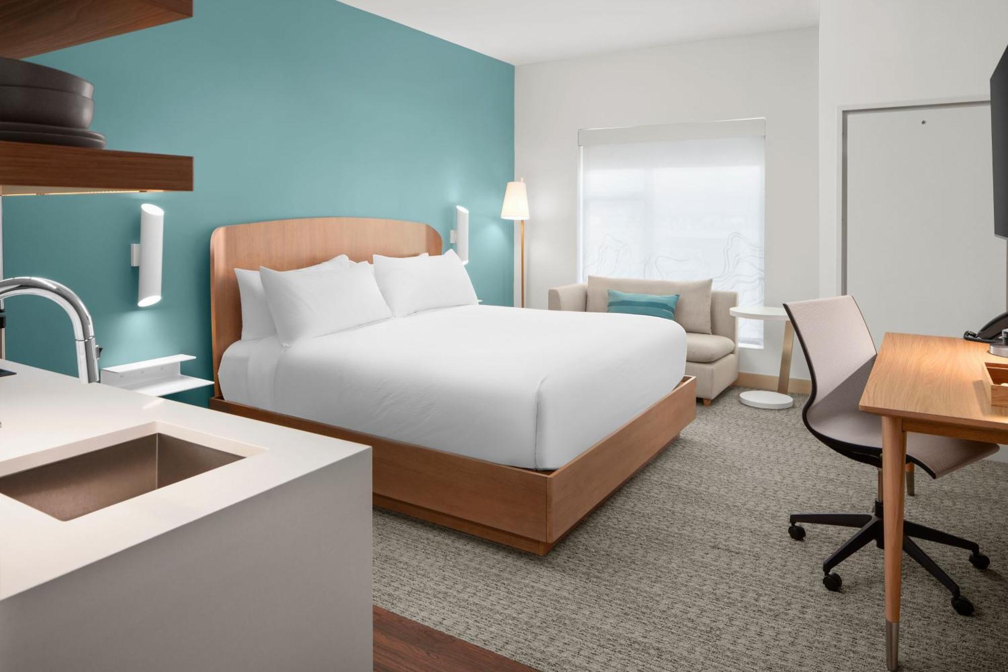Element Uptown Hotel *