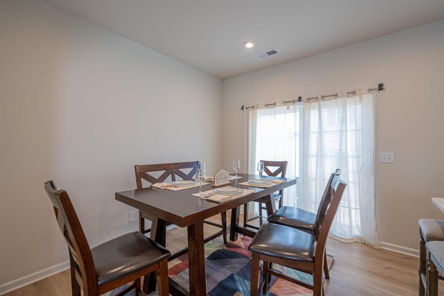 Brand-newwi-fipool-tabledt3bed * Charlotte