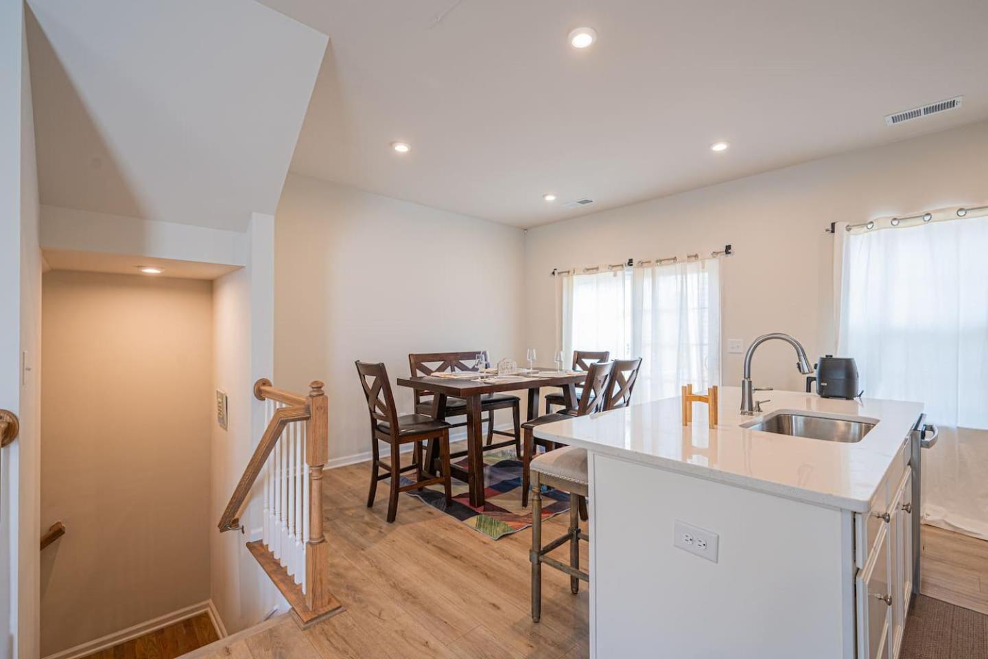 Holiday home Brand-newwi-fipool-tabledt3bed *