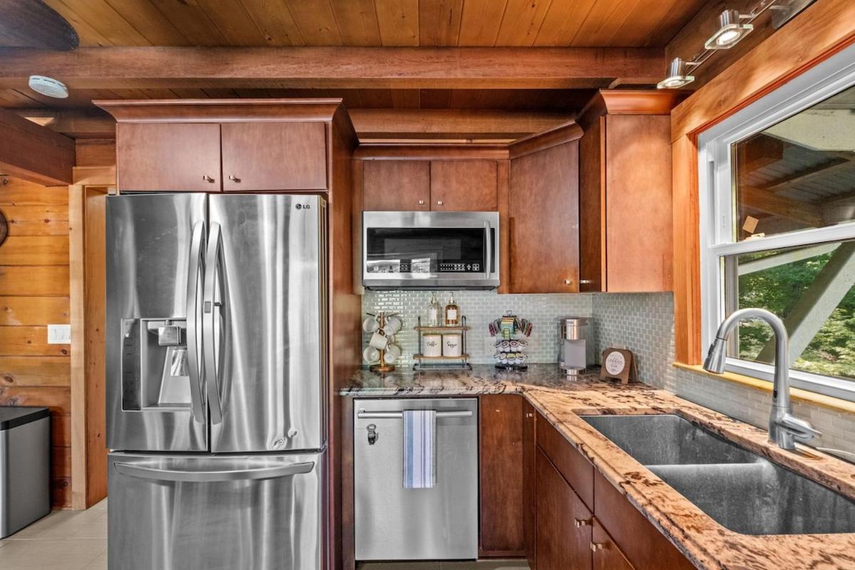 Wylie With Dock, Beach, And Hot Tub Holiday home Charlotte
