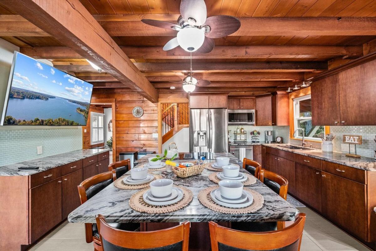 Wylie With Dock, Beach, And Hot Tub Holiday home Charlotte