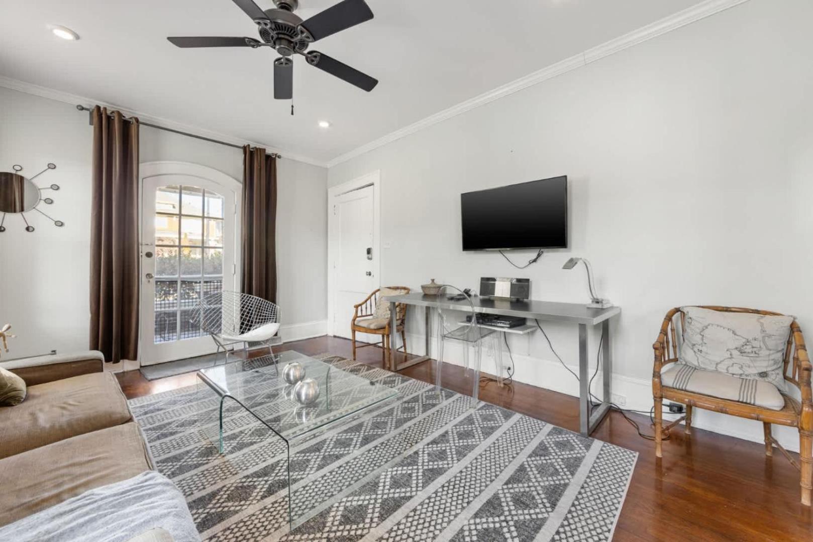 Retro 1br In Elizabeth With Porch & Eclectic Design * Charlotte