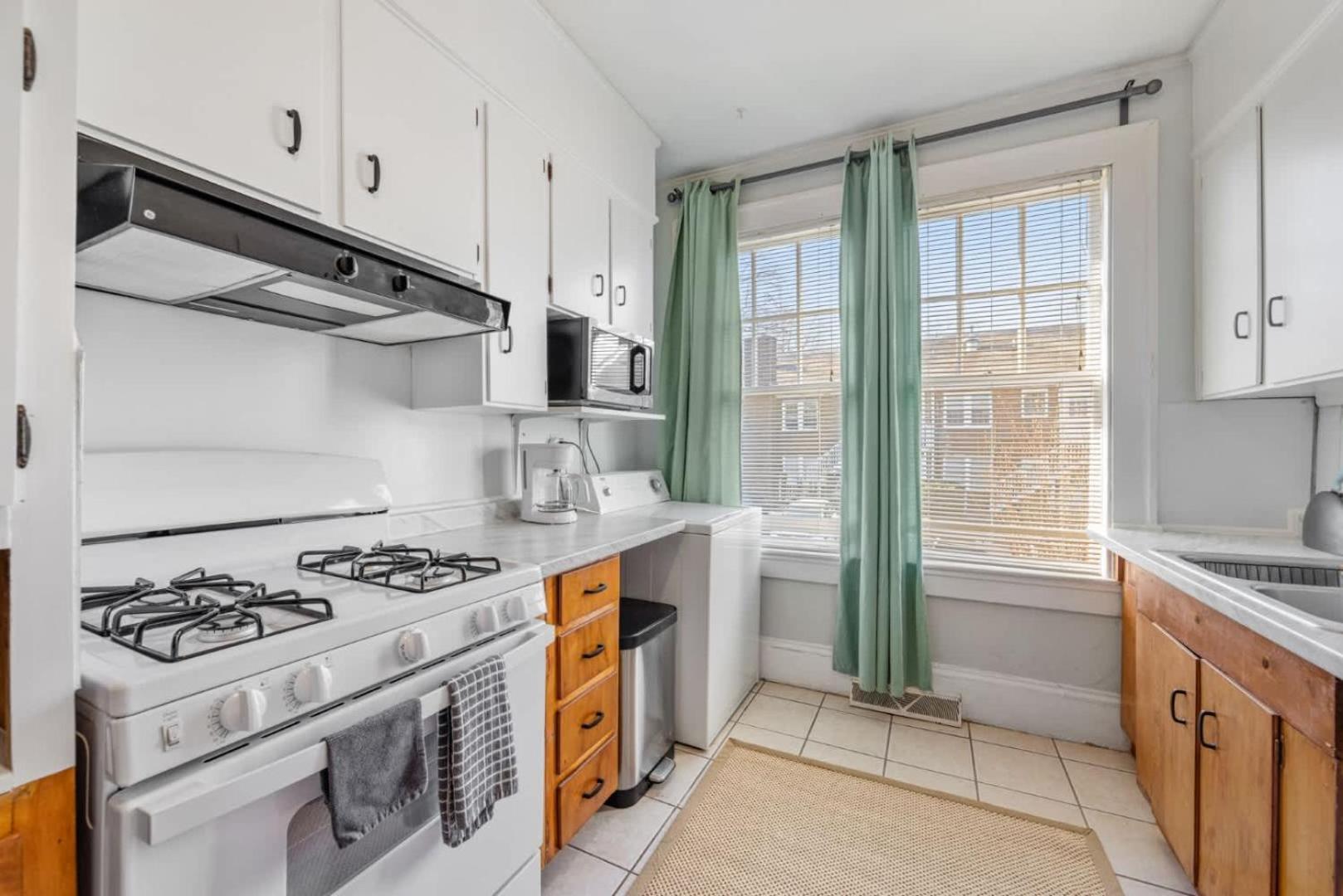 Retro 1br In Elizabeth With Porch & Eclectic Design Holiday home Charlotte