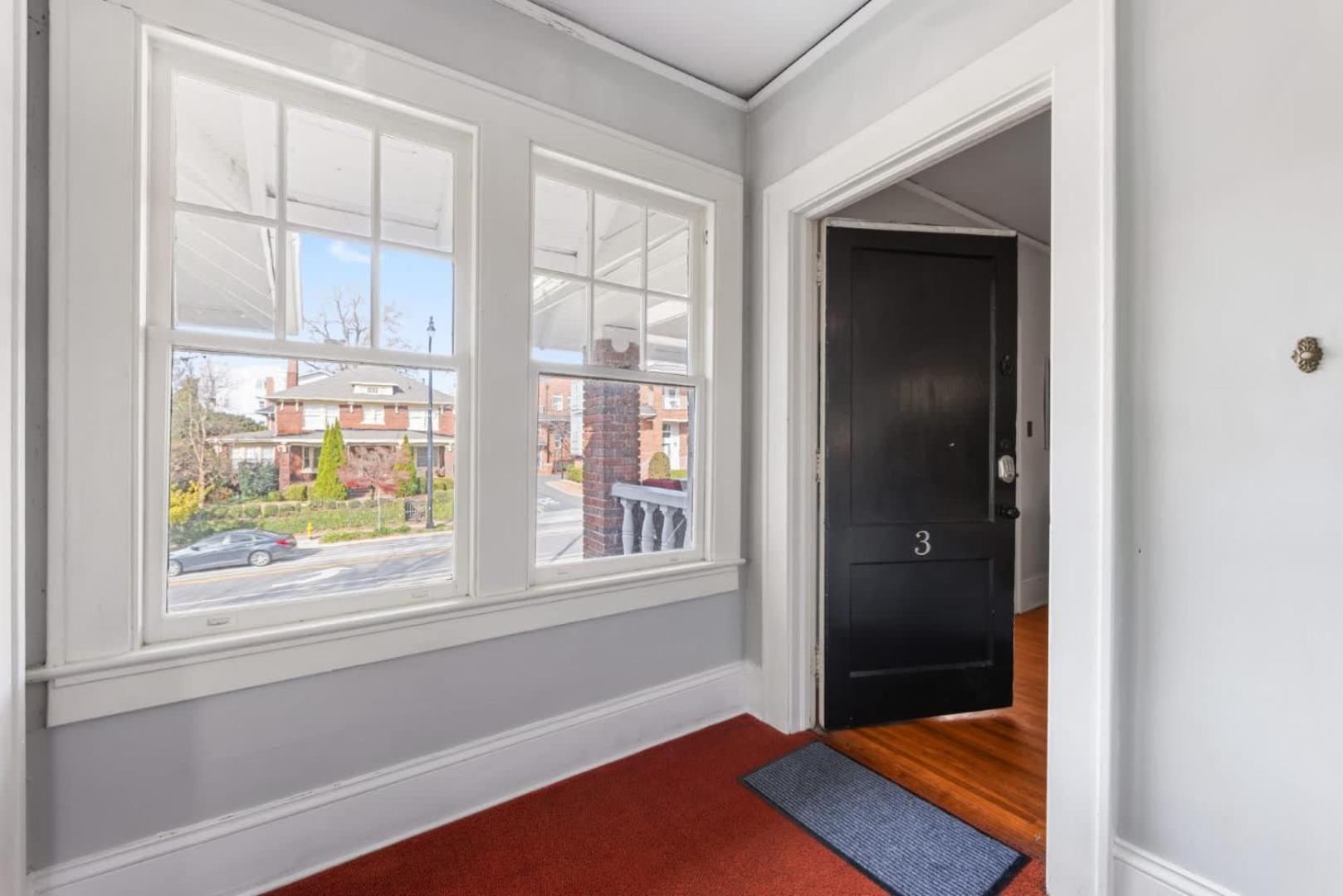 Well Located 1 Bedroom In Elizabeth With Covered Porch Holiday home Charlotte