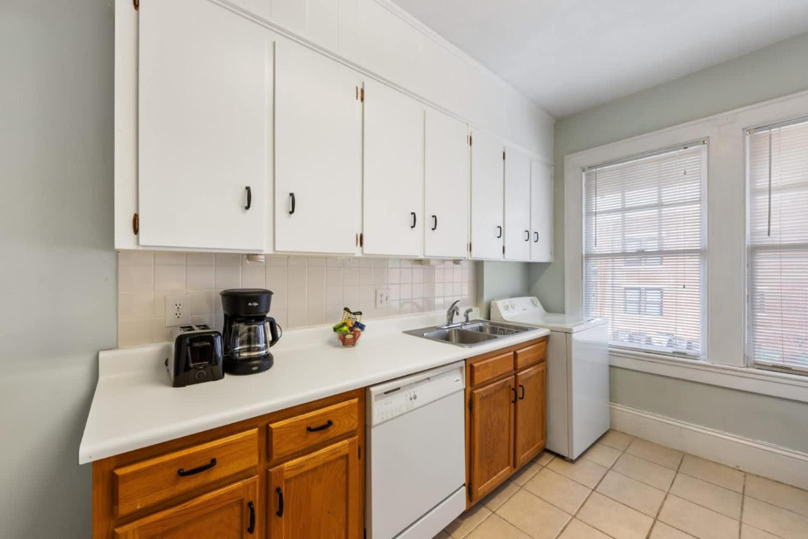 Well Located 1 Bedroom In Elizabeth With Covered Porch * Charlotte