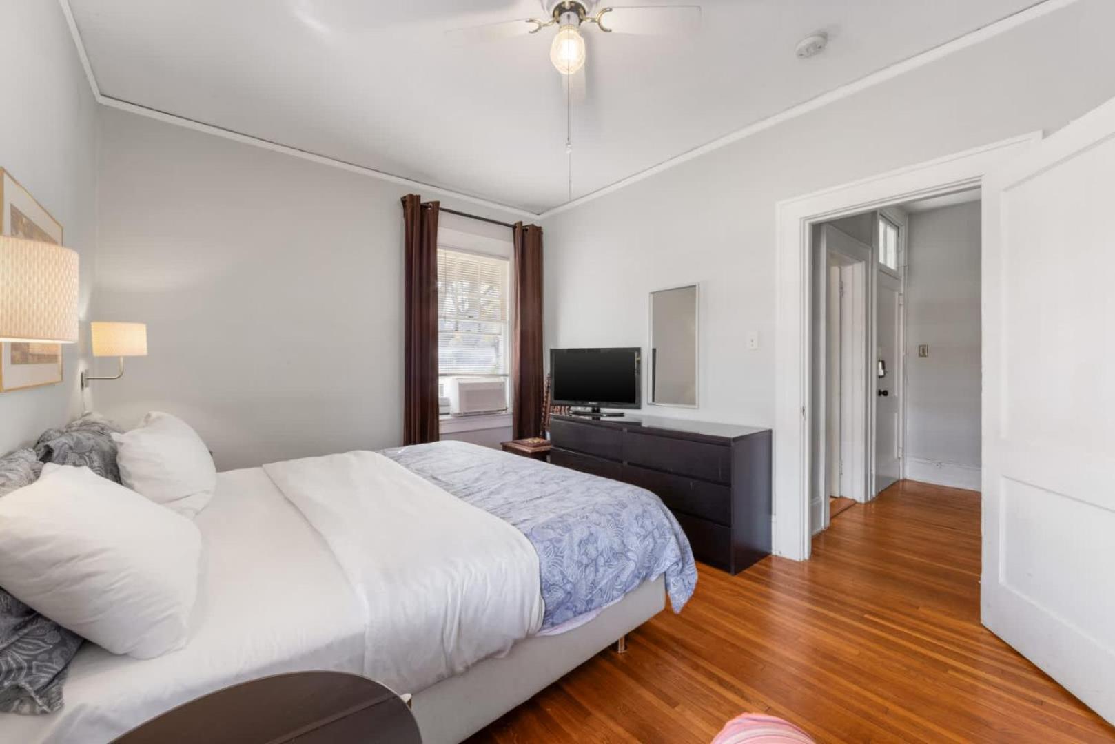 Well Located 1 Bedroom In Elizabeth With Covered Porch Holiday home