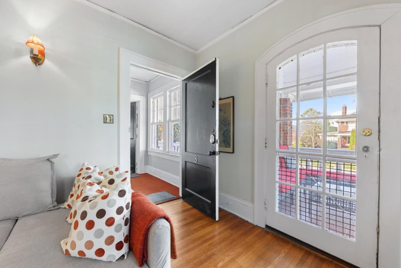 Well Located 1 Bedroom In Elizabeth With Covered Porch Holiday home Charlotte