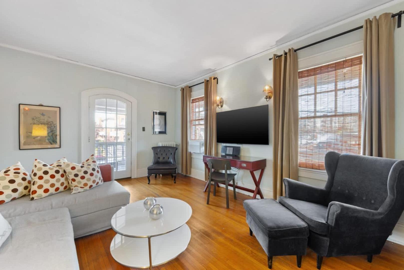 Well Located 1 Bedroom In Elizabeth With Covered Porch Holiday home
