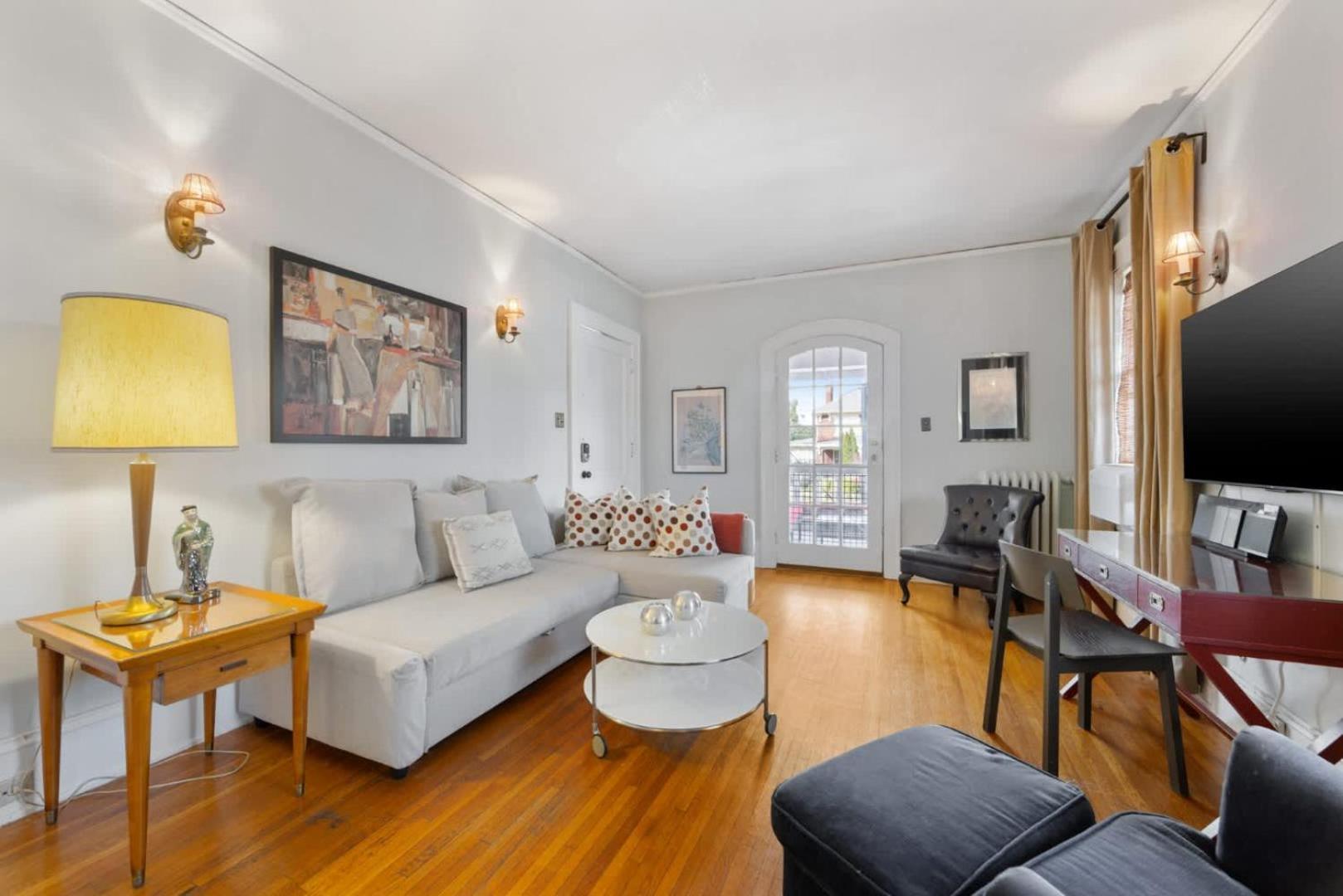 Well Located 1 Bedroom In Elizabeth With Covered Porch *