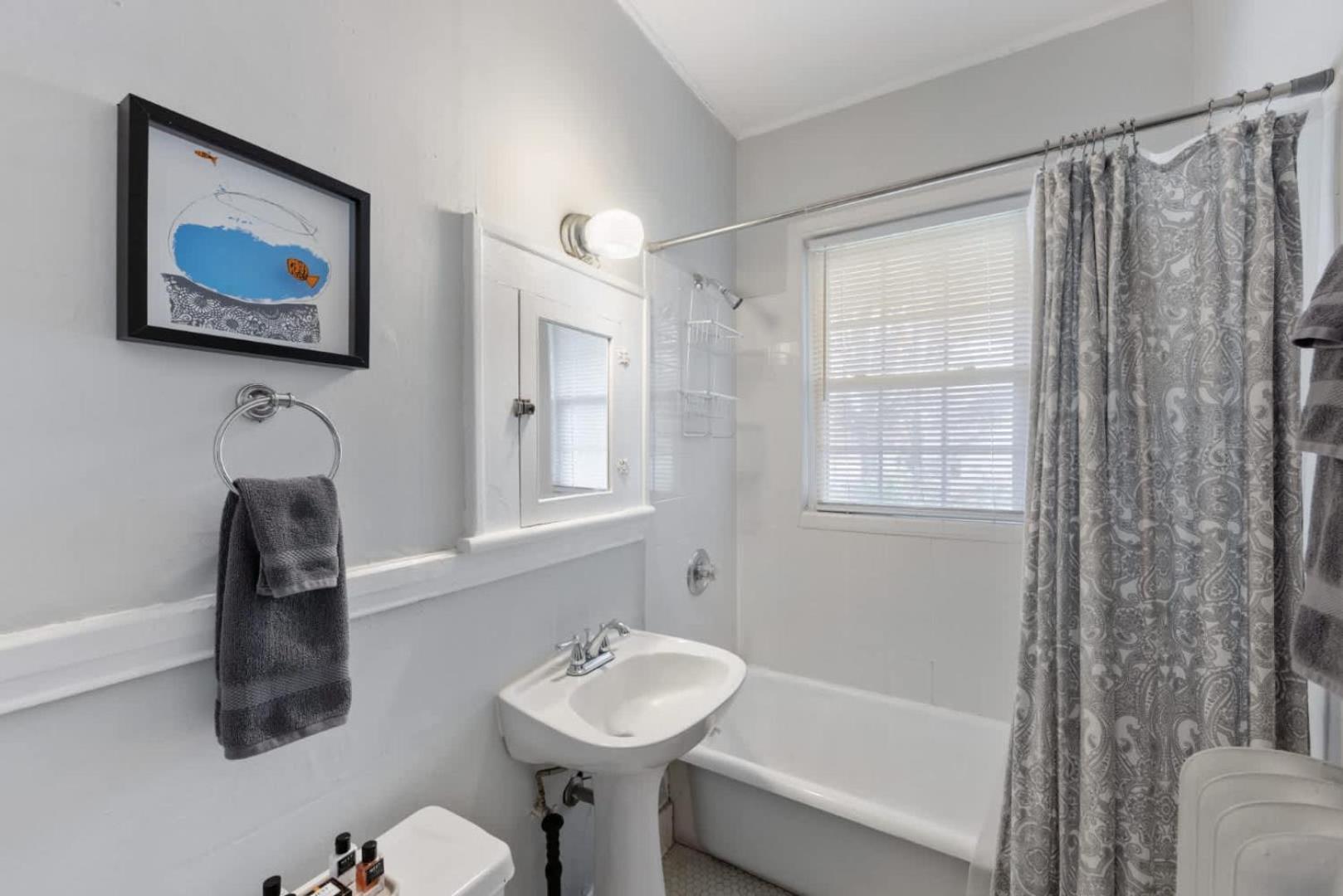 Well Located 1 Bedroom In Elizabeth With Covered Porch Charlotte