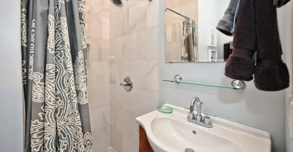 Holiday home Chic And Comfortable 2br Near Uptown *
