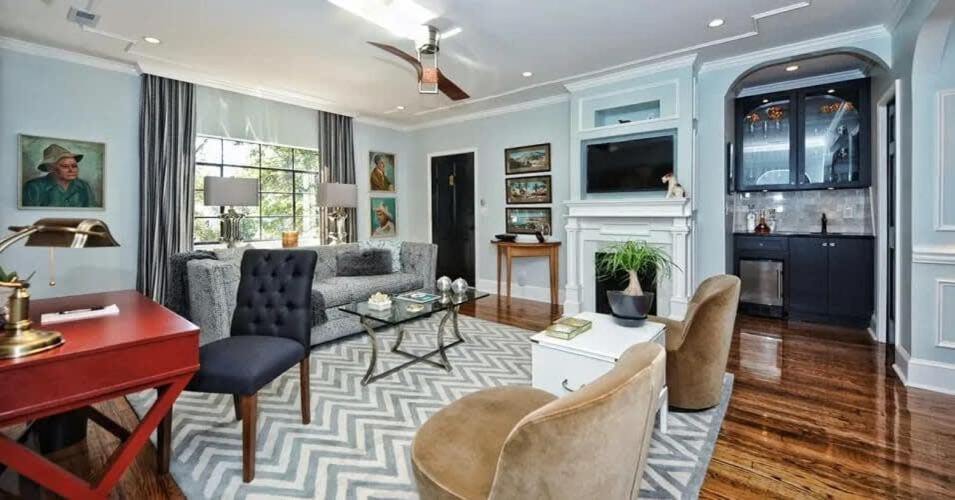 Chic And Comfortable 2br Near Uptown Holiday home