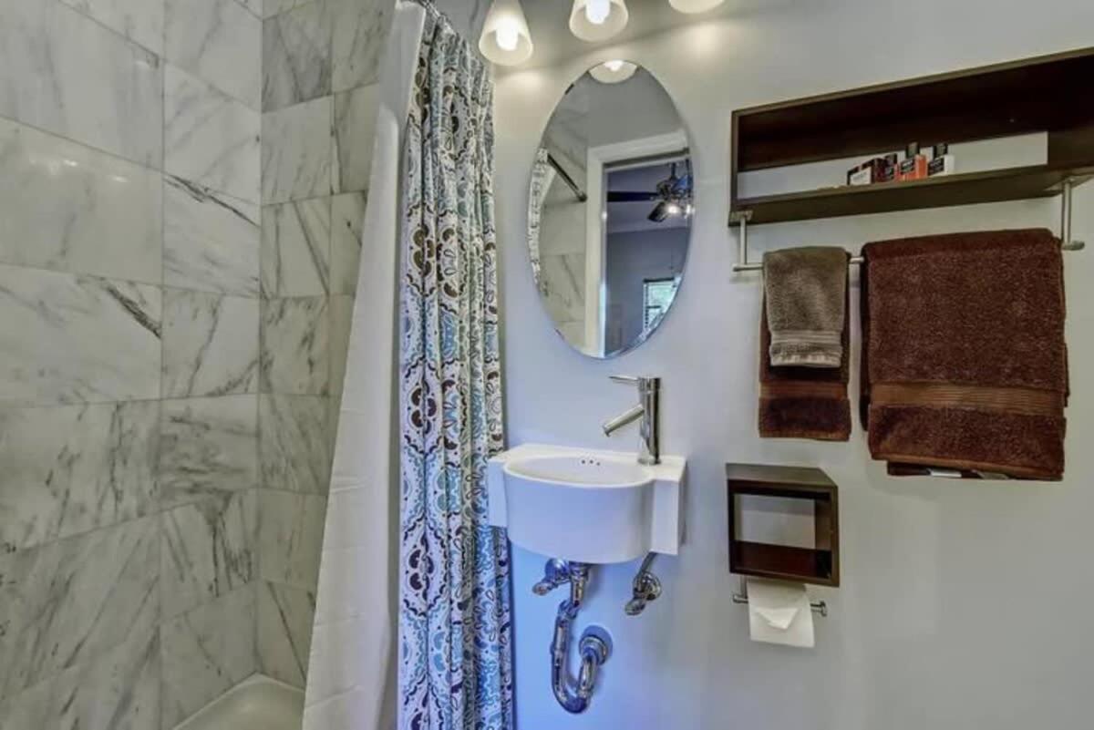 Elegant 2br With Covered Patio Holiday home Charlotte