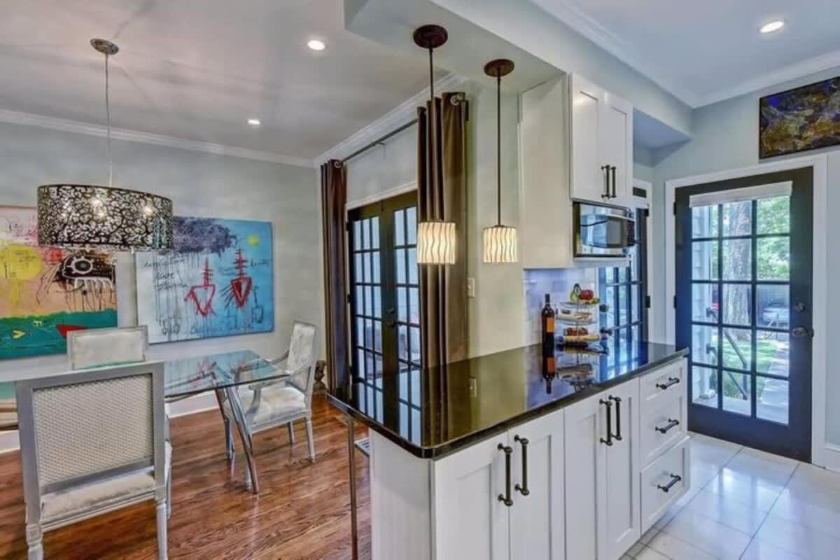 Elegant 2br With Covered Patio