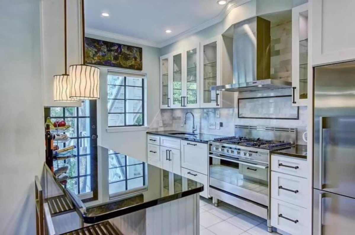 Elegant 2br With Covered Patio *