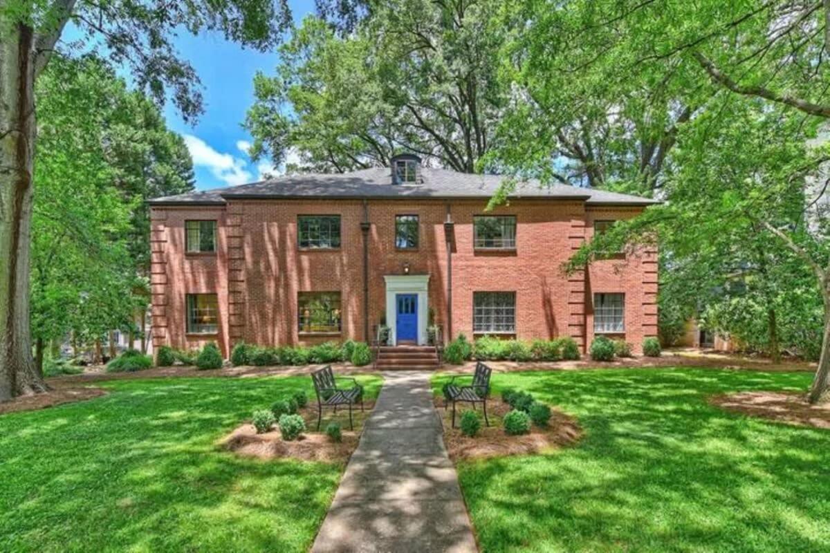 Elegant 2br With Covered Patio Holiday home
