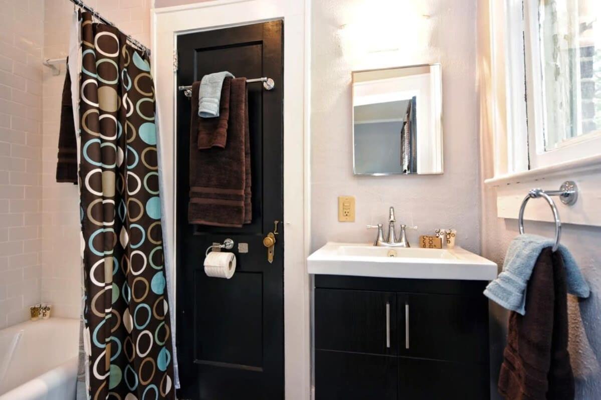 Spacious 2br In Myers Park With Sunroom Holiday home *