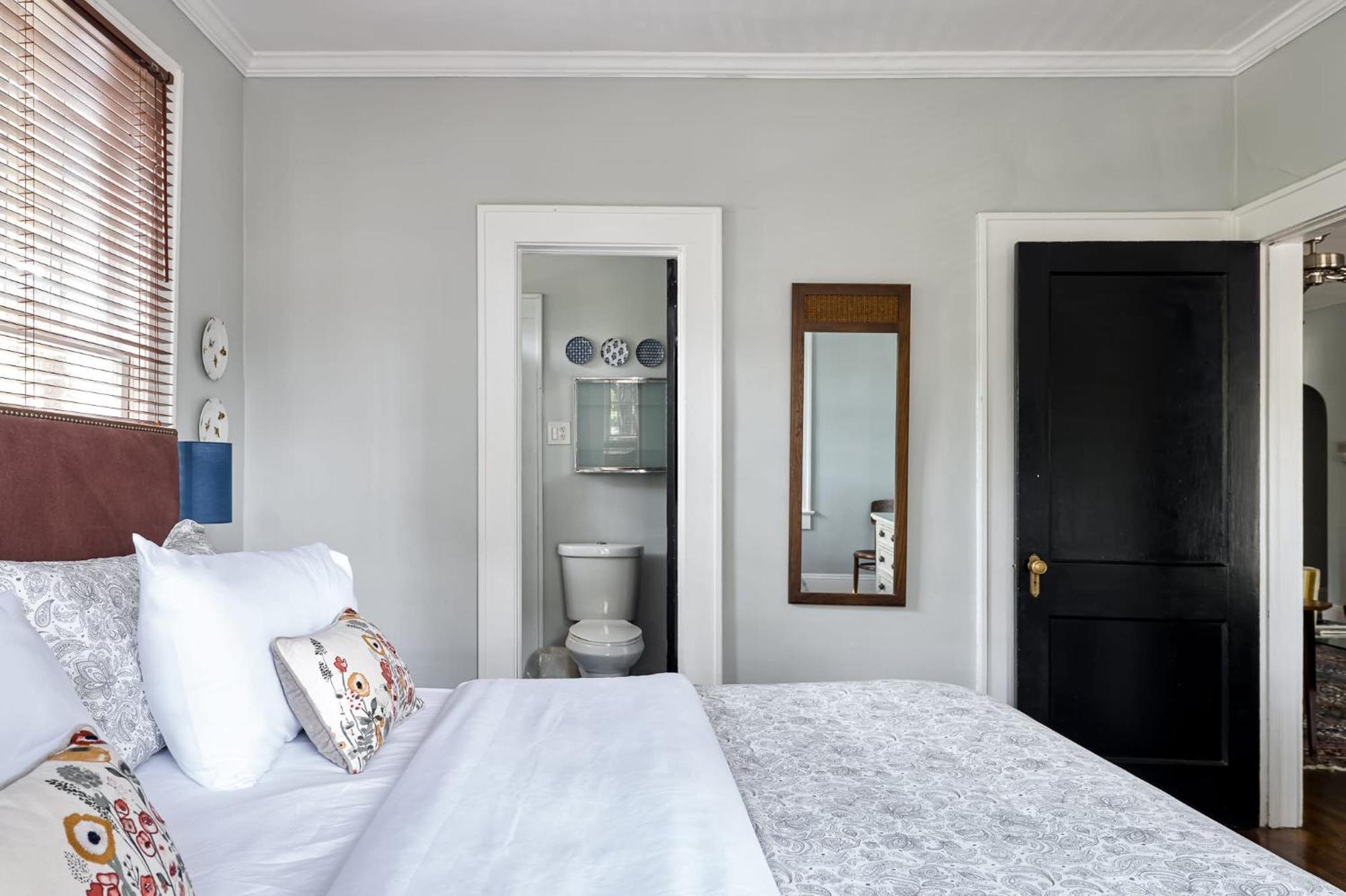 Holiday home Contemporary Gem In The Heart Of Myers Park *