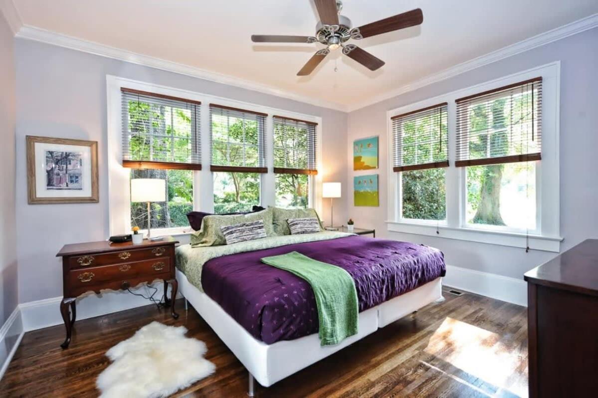 Luxurious Myers Park Living With Screened Porch Holiday home
