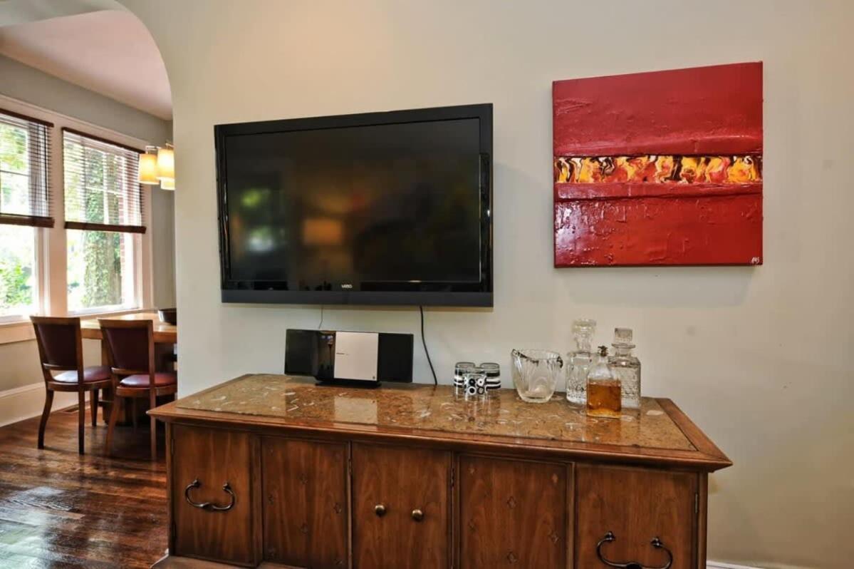 Luxurious Myers Park Living With Screened Porch Holiday home *