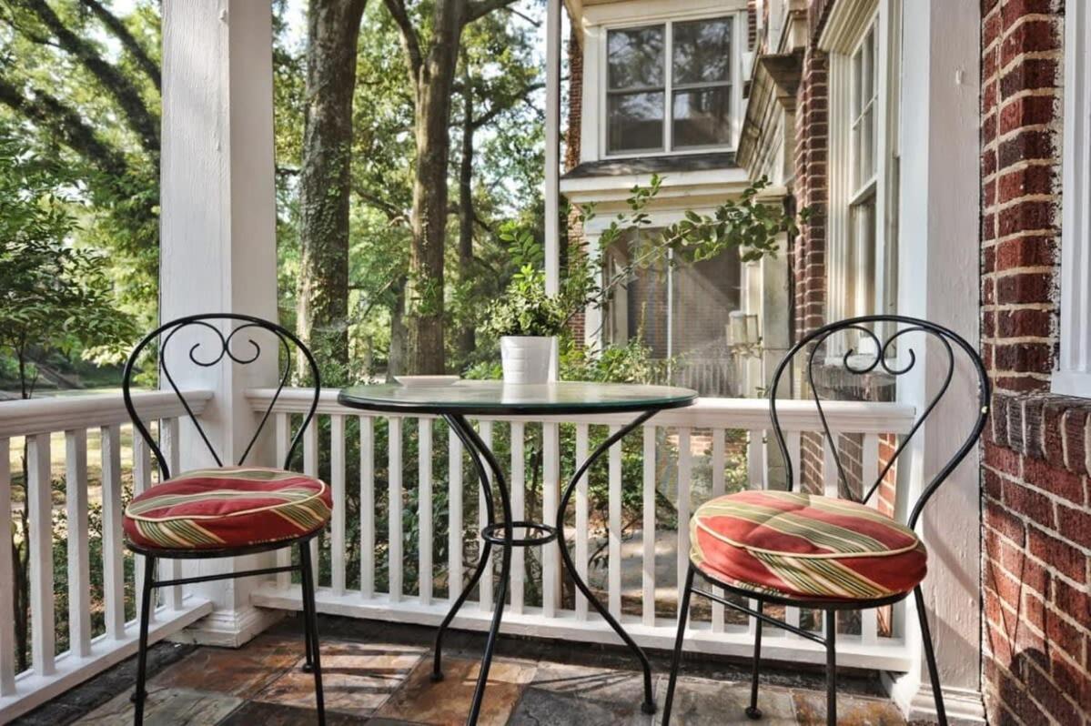 Luxurious Myers Park Living With Screened Porch Holiday home