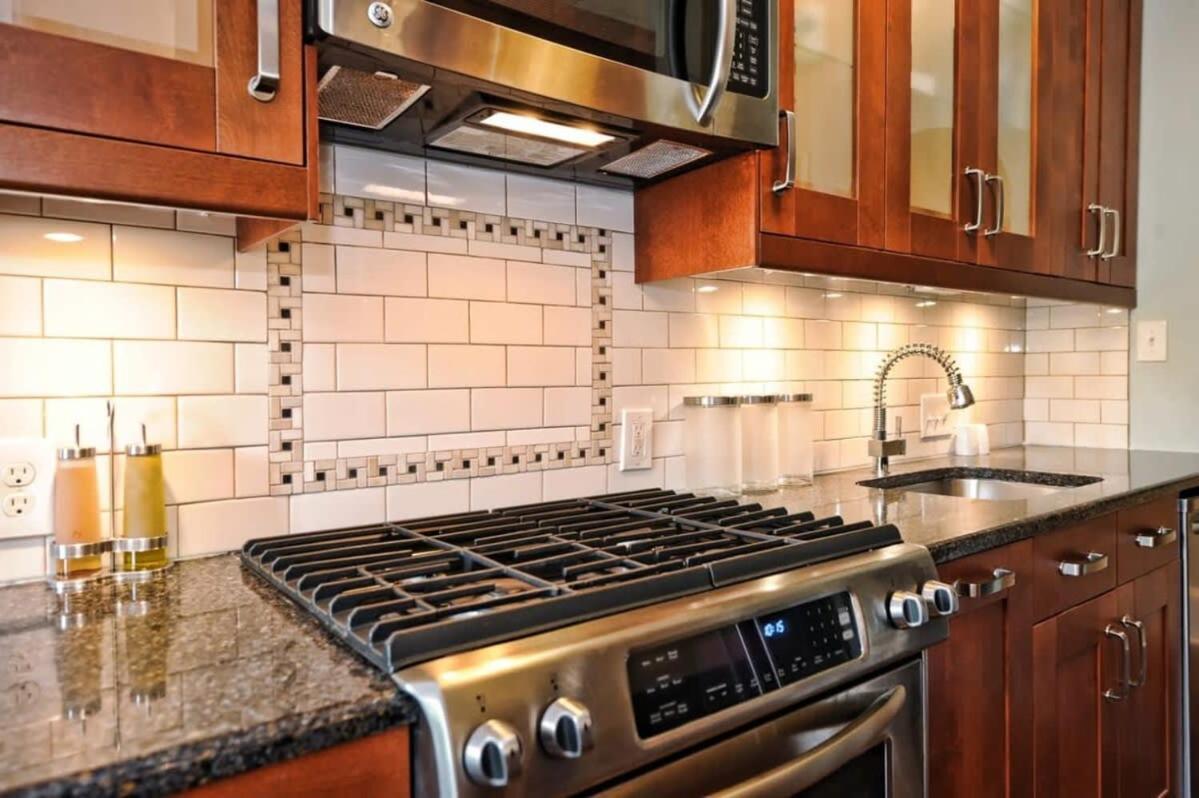 Luxurious Myers Park Living With Screened Porch Holiday home