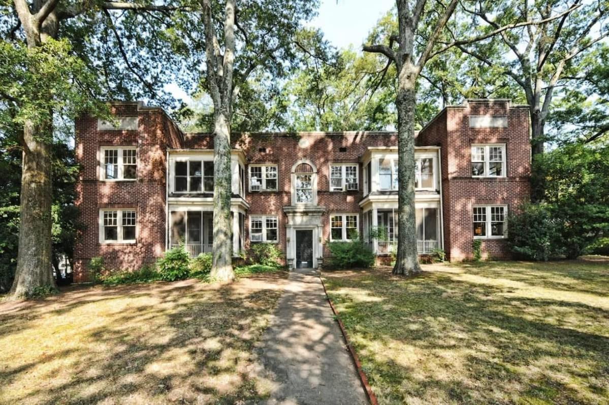 Luxurious Myers Park Living With Screened Porch *