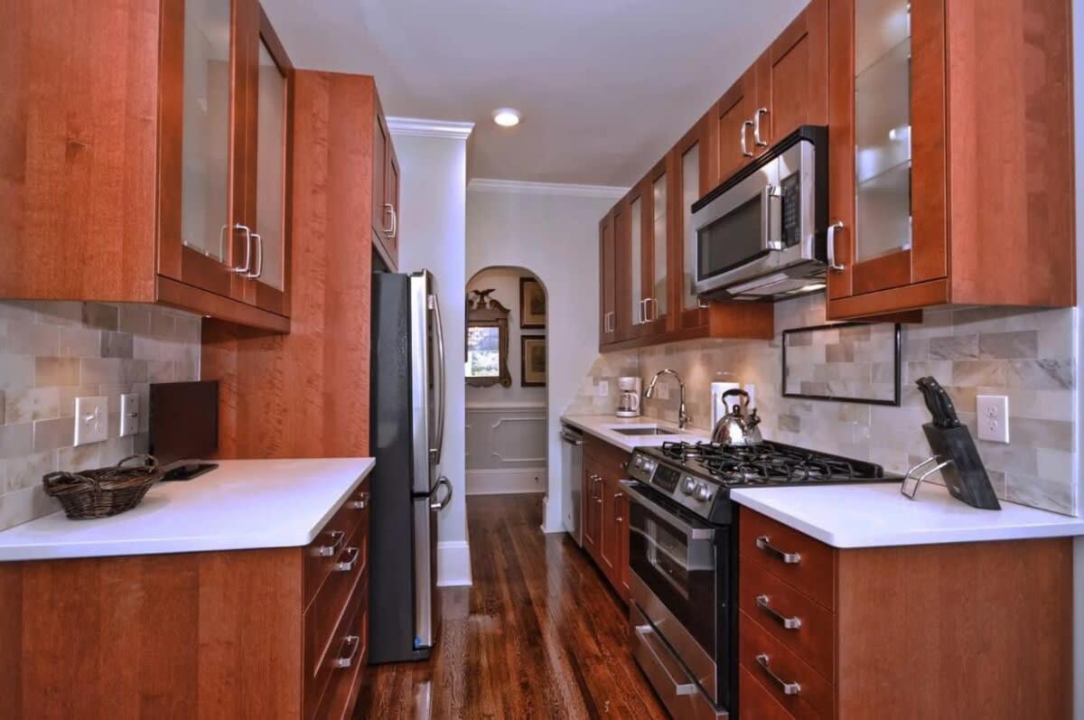 2 Bedroom In Myers Park With Comfortable Screened Porch Holiday home Charlotte