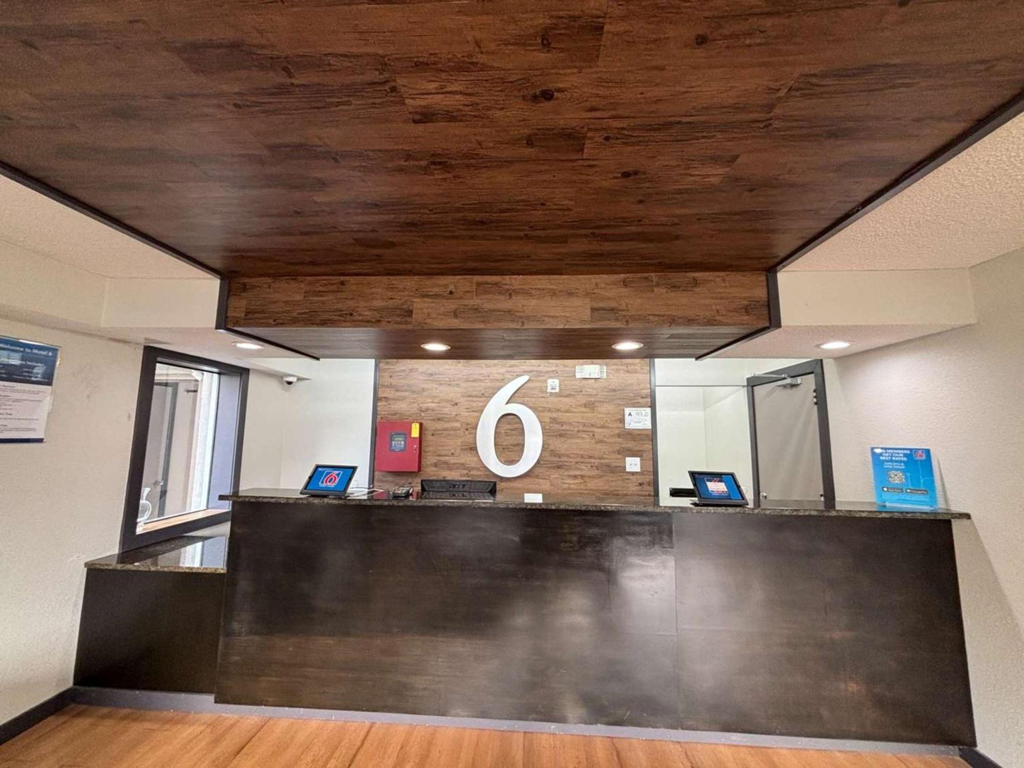 6 Charlotte, Nc Northlake Hotel *