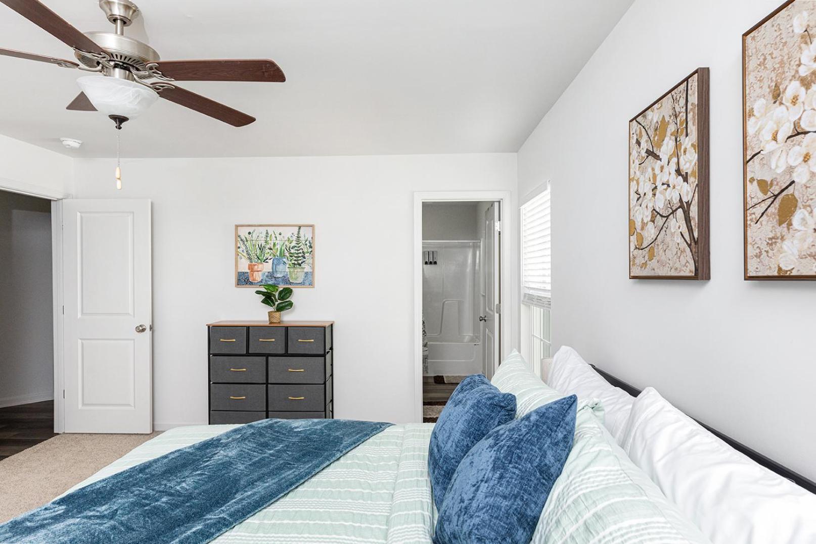 Fresh & Comfy Near Uptown With Hottub & Private Yard *