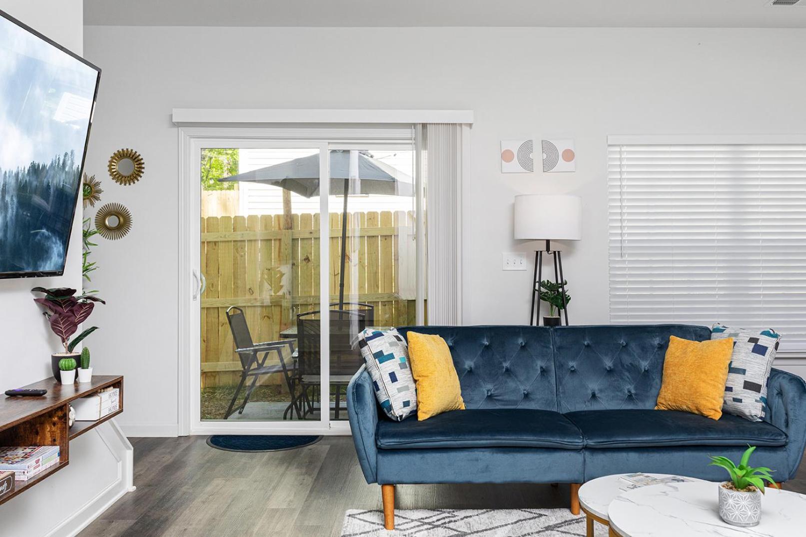 Fresh & Comfy Near Uptown With Hottub & Private Yard Holiday home