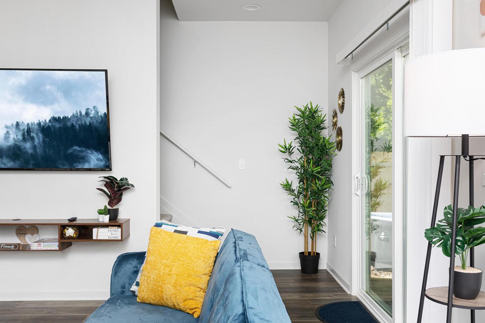 Fresh & Comfy Near Uptown With Hottub & Private Yard Holiday home