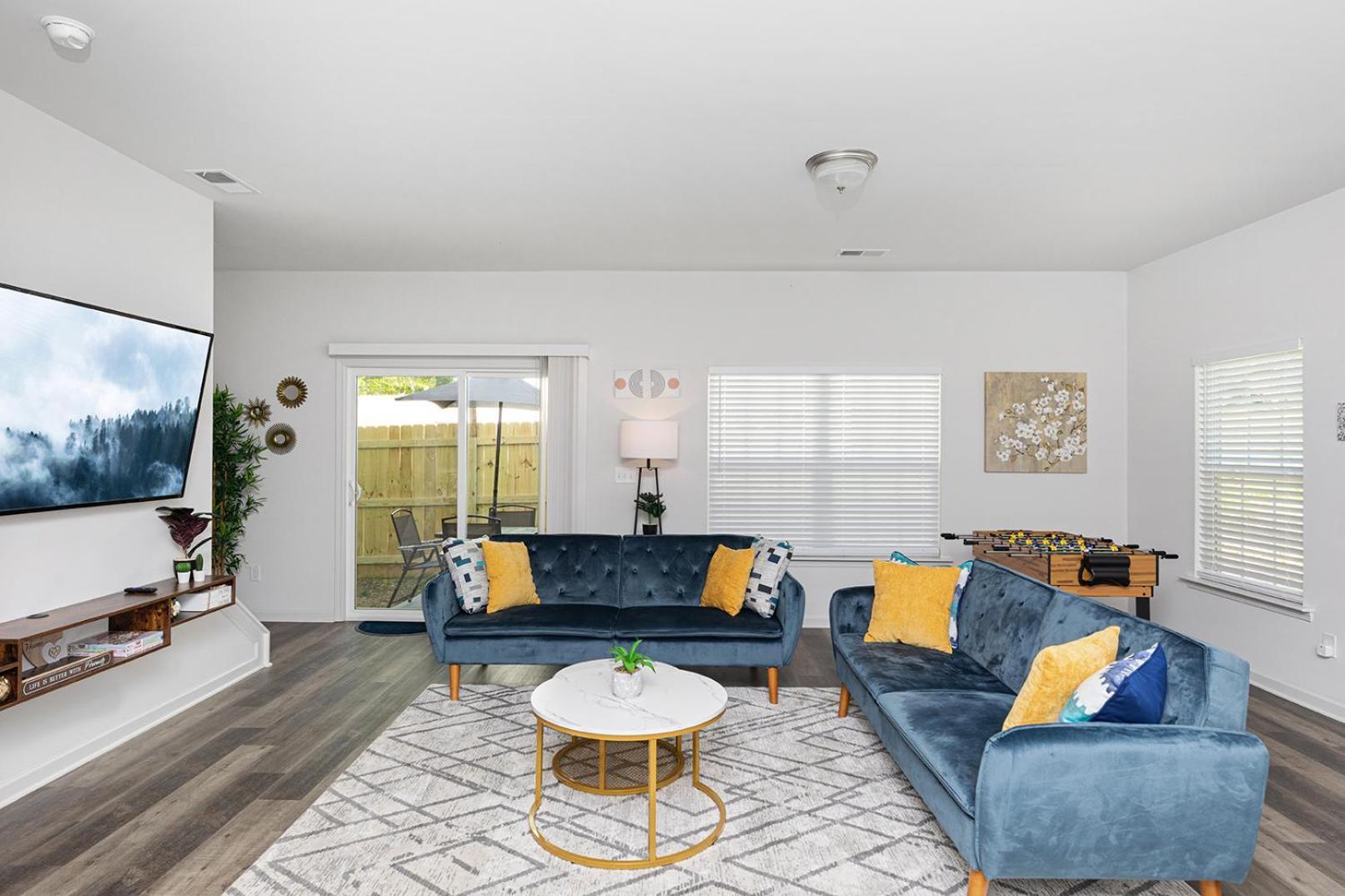 Fresh & Comfy Near Uptown With Hottub & Private Yard Holiday home *