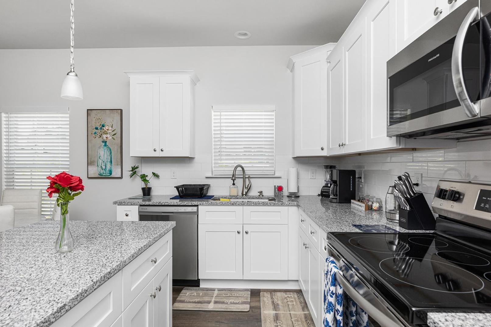Fresh & Comfy Near Uptown With Hottub & Private Yard *