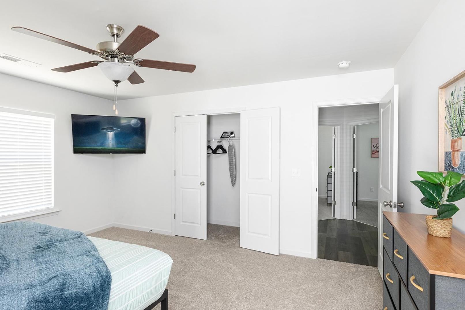 Fresh & Comfy Near Uptown With Hottub & Private Yard Holiday home