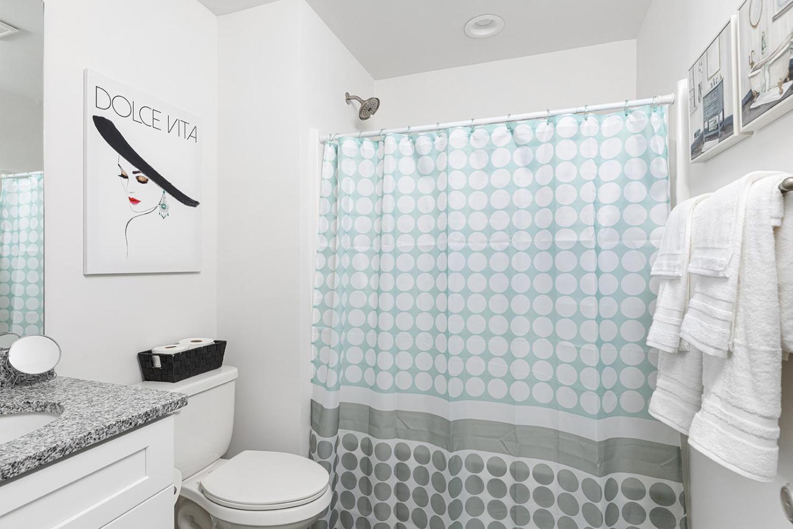 Fresh & Comfy Near Uptown With Hottub & Private Yard Holiday home *