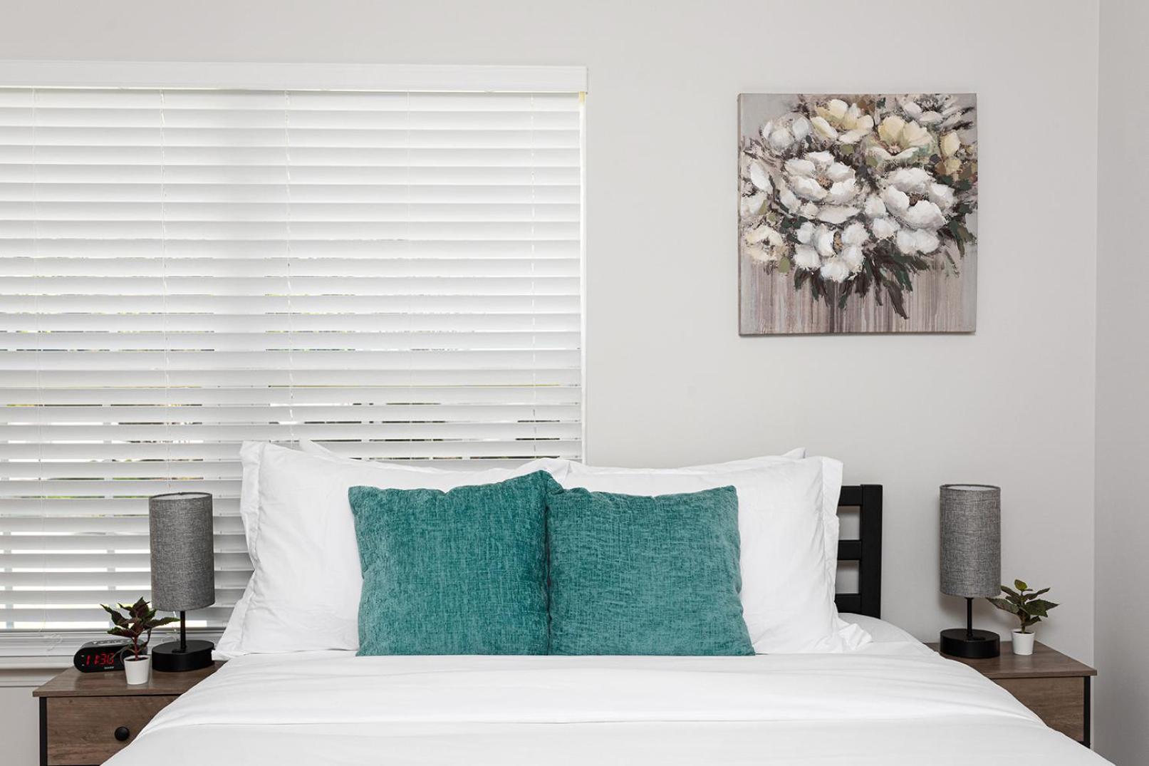 Fresh & Comfy Near Uptown With Hottub & Private Yard