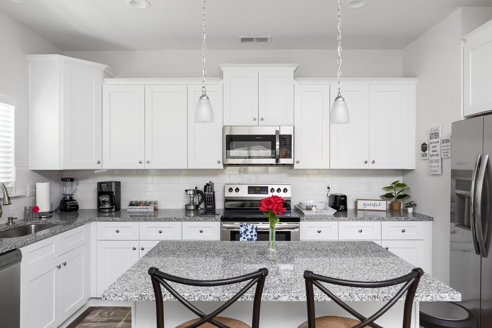 Fresh & Comfy Near Uptown With Hottub & Private Yard Holiday home