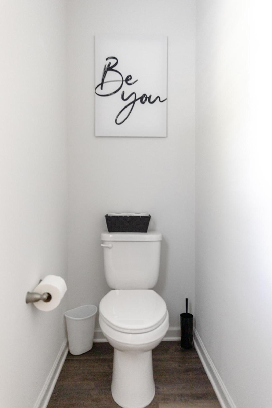 Fresh & Comfy Near Uptown With Hottub & Private Yard Holiday home