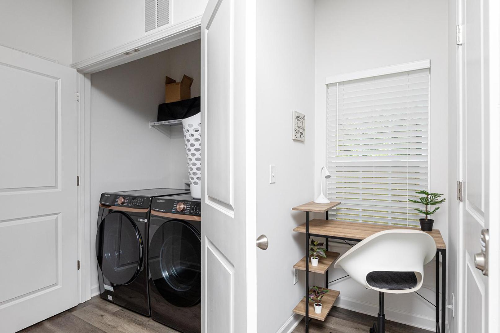 Fresh & Comfy Near Uptown With Hottub & Private Yard Holiday home