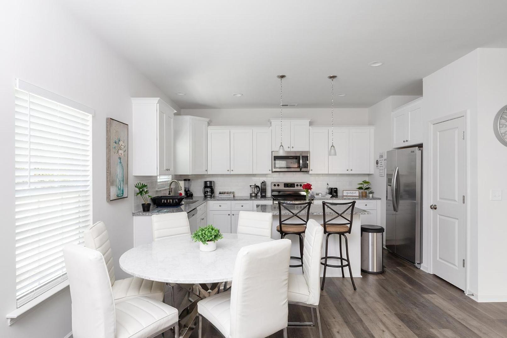 Holiday home Fresh & Comfy Near Uptown With Hottub & Private Yard *