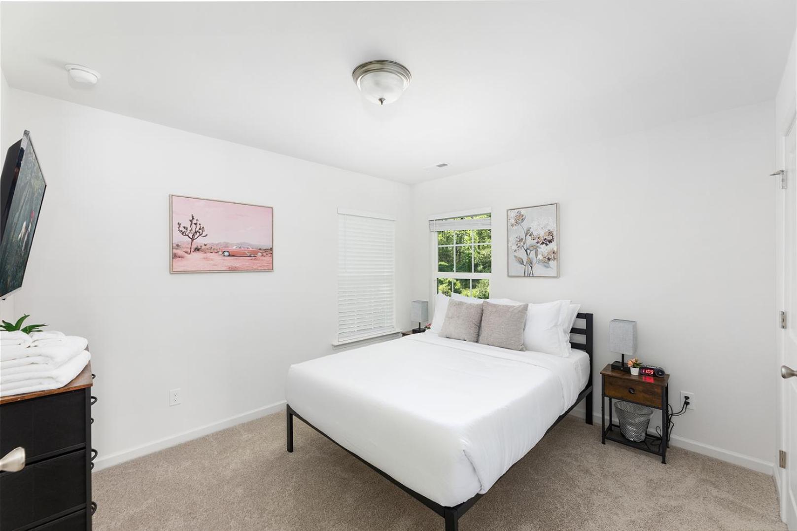 Fresh & Comfy Near Uptown With Hottub & Private Yard