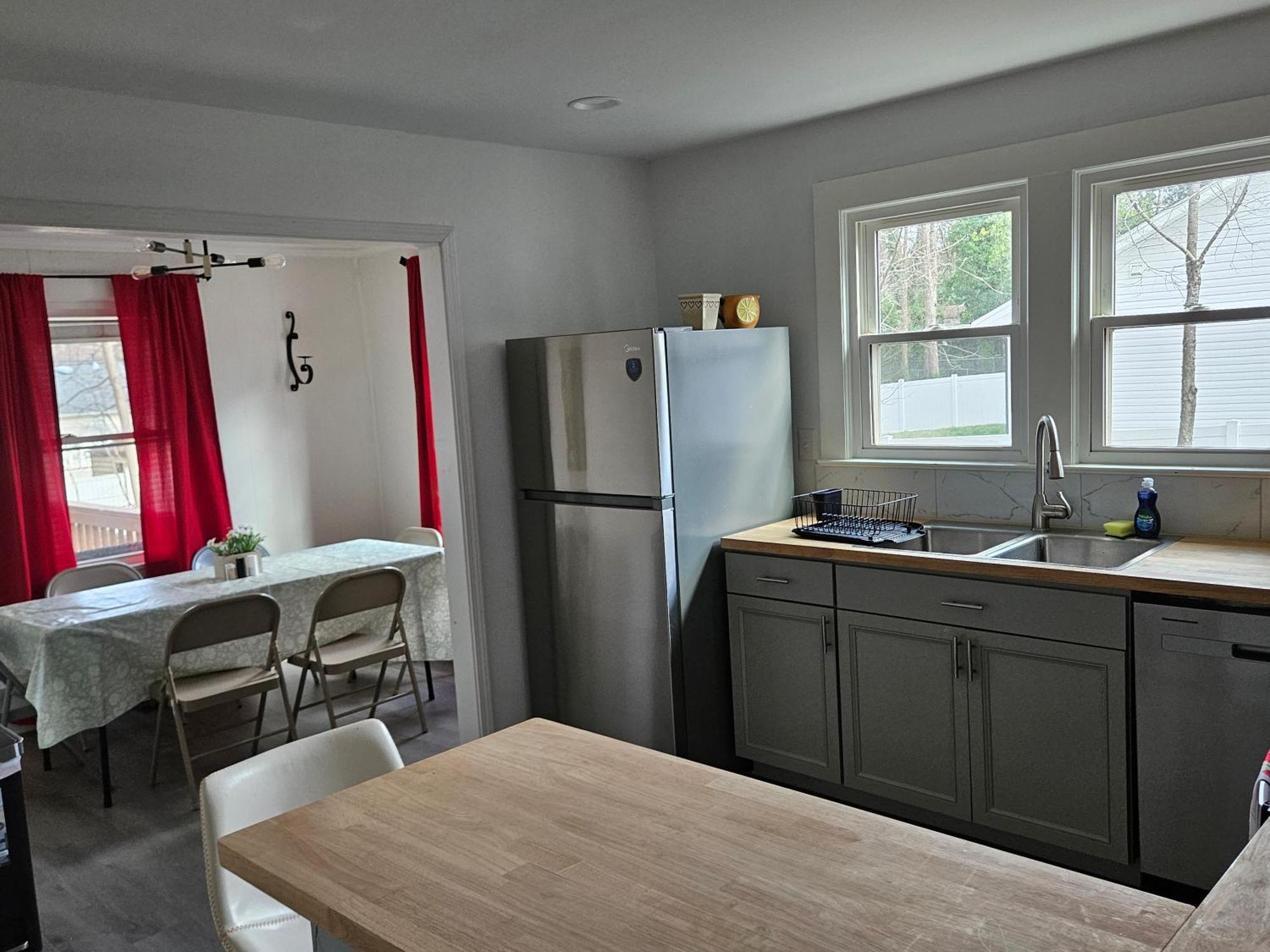 Holiday home Private Single Level Standalone House Large Lot - 3 Bedrooms