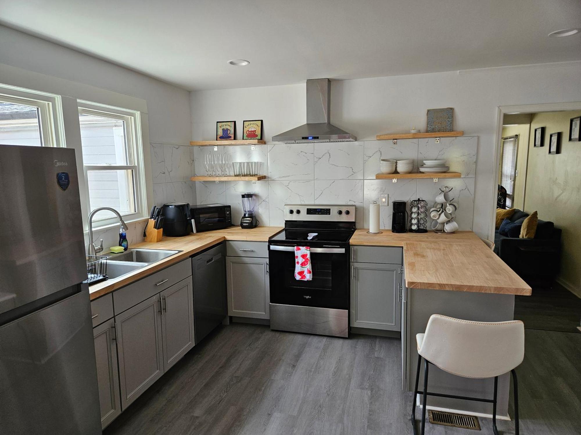 Private Single Level Standalone House Large Lot - 3 Bedrooms *